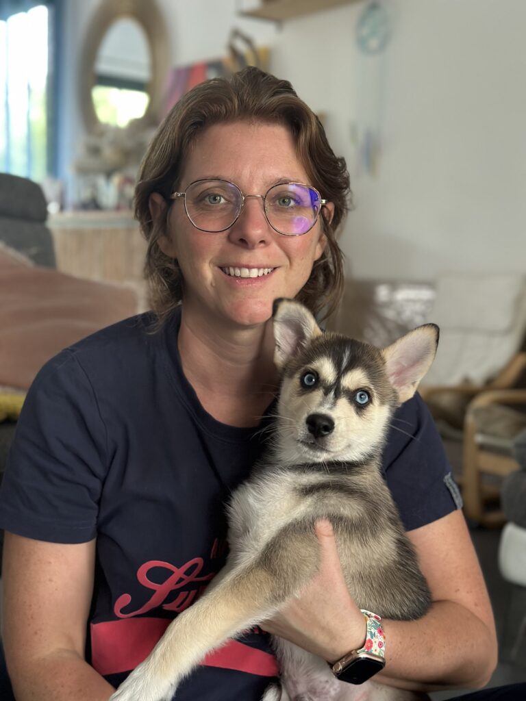 Céline Dujardin vétérinaire à domicile avec chiot Pomsky - Nord de Montpellier