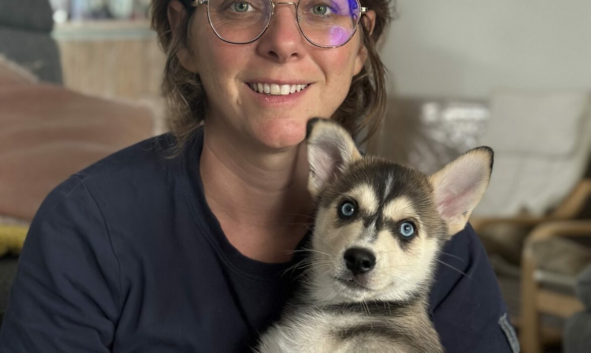 Céline Dujardin vétérinaire à domicile avec chiot Pomsky - Nord de Montpellier