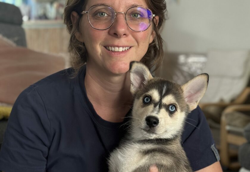 Céline Dujardin vétérinaire à domicile avec chiot Pomsky - Nord de Montpellier